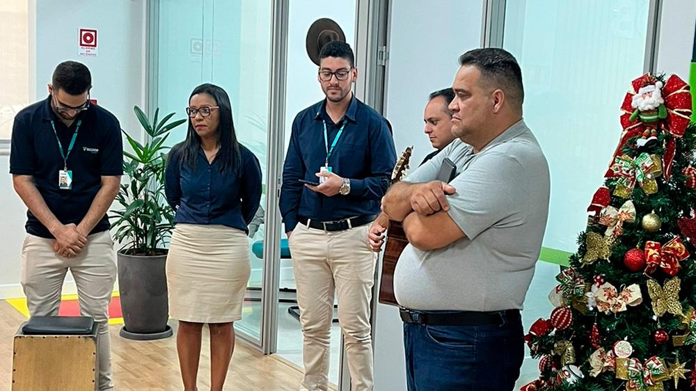 Pastor Emerson, da Igreja Batista Manancial, participa de momento devocional com funcionários do Sicoob Crediagro