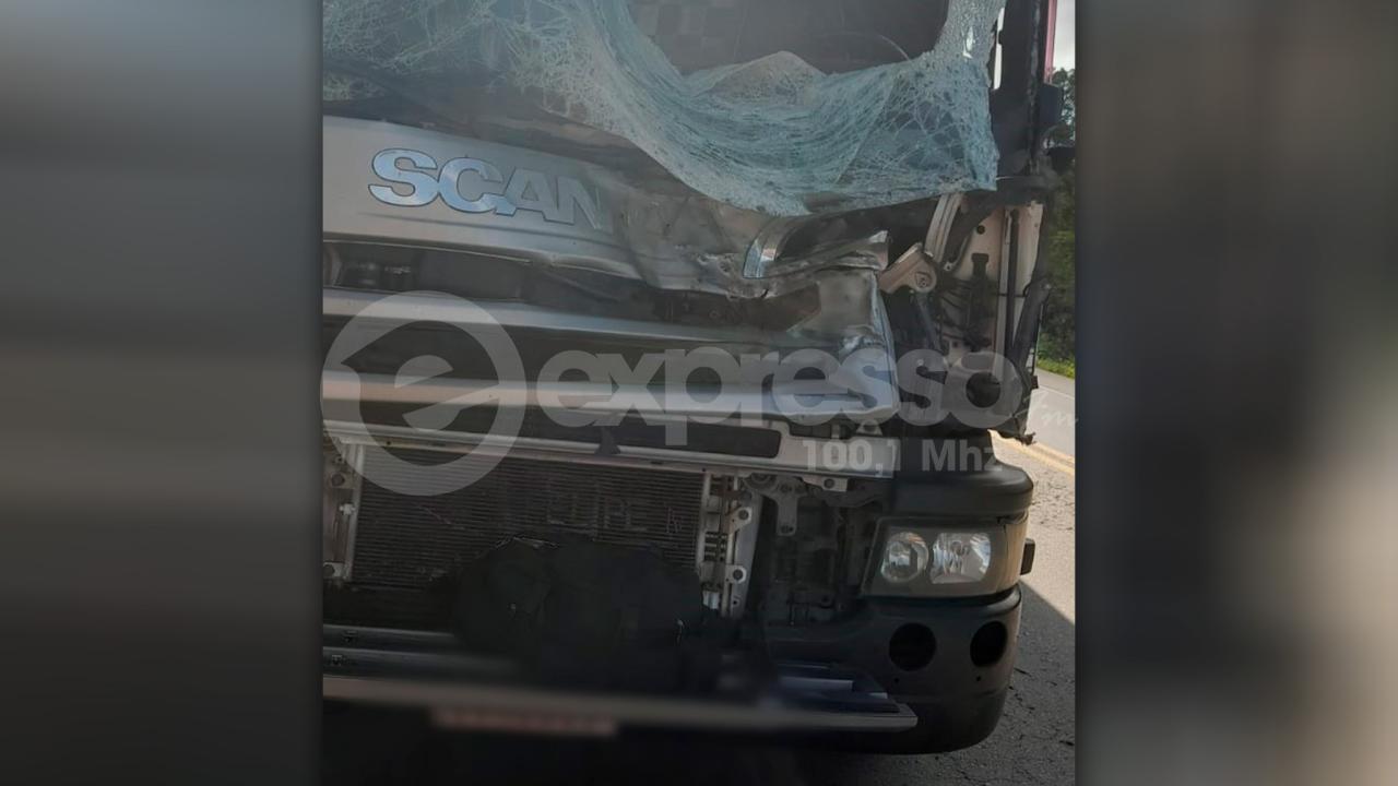 Peça de carreta se solta e atinge carro de passeio, na BR-262 em Campos Altos