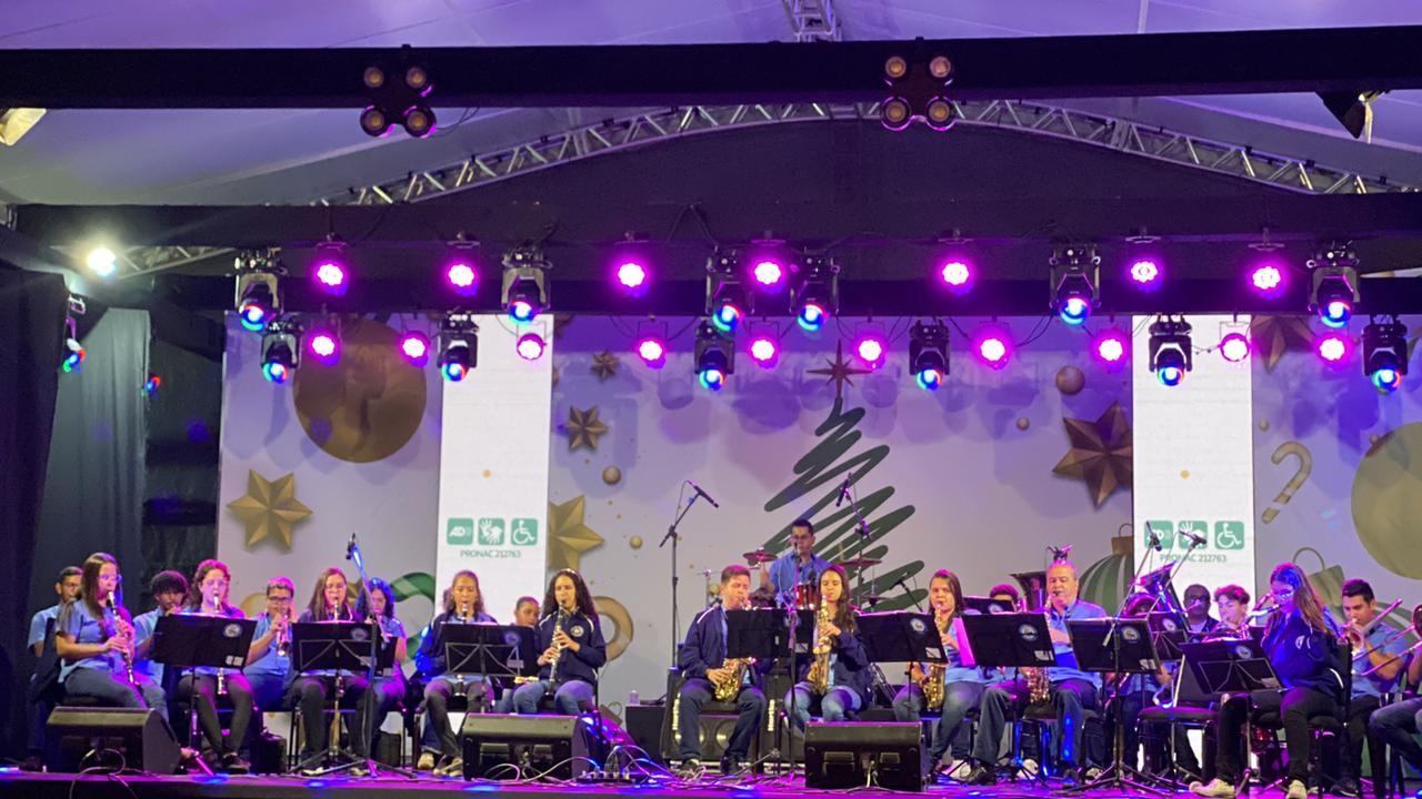 Público araxaense participa do FestNatal ao som da Banda Lira Santo Antônio, de Campos Altos