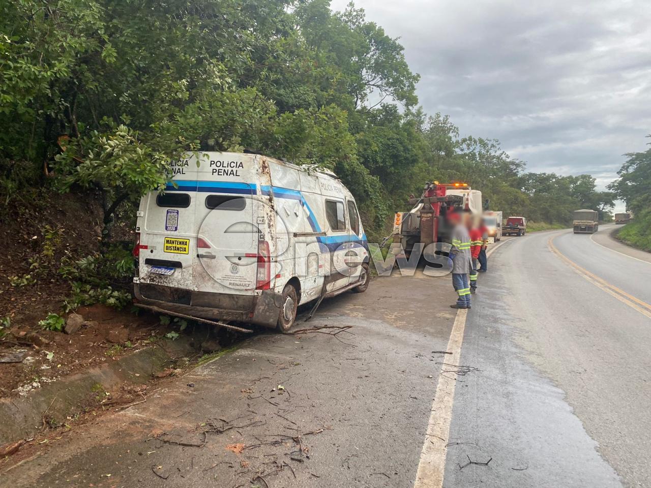 Van da Polícia Penal sofre acidente na BR 262 entre Campos Altos e Ibiá