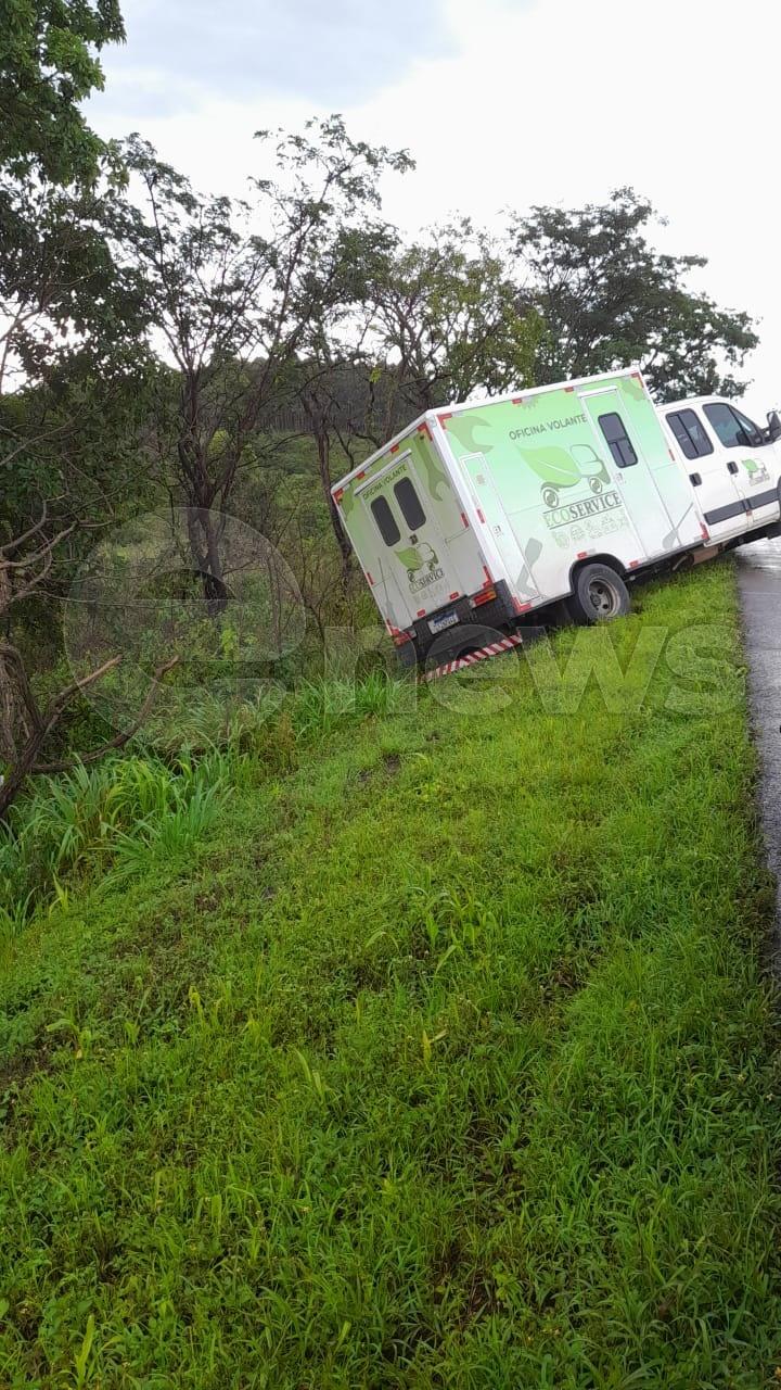 Veículo sai da pista, e para atravessado as margens da BR 262 em Campos Altos