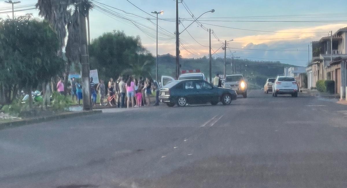 Colisão entre carro e moto é registrada próximo à ginásio, em Campos Altos