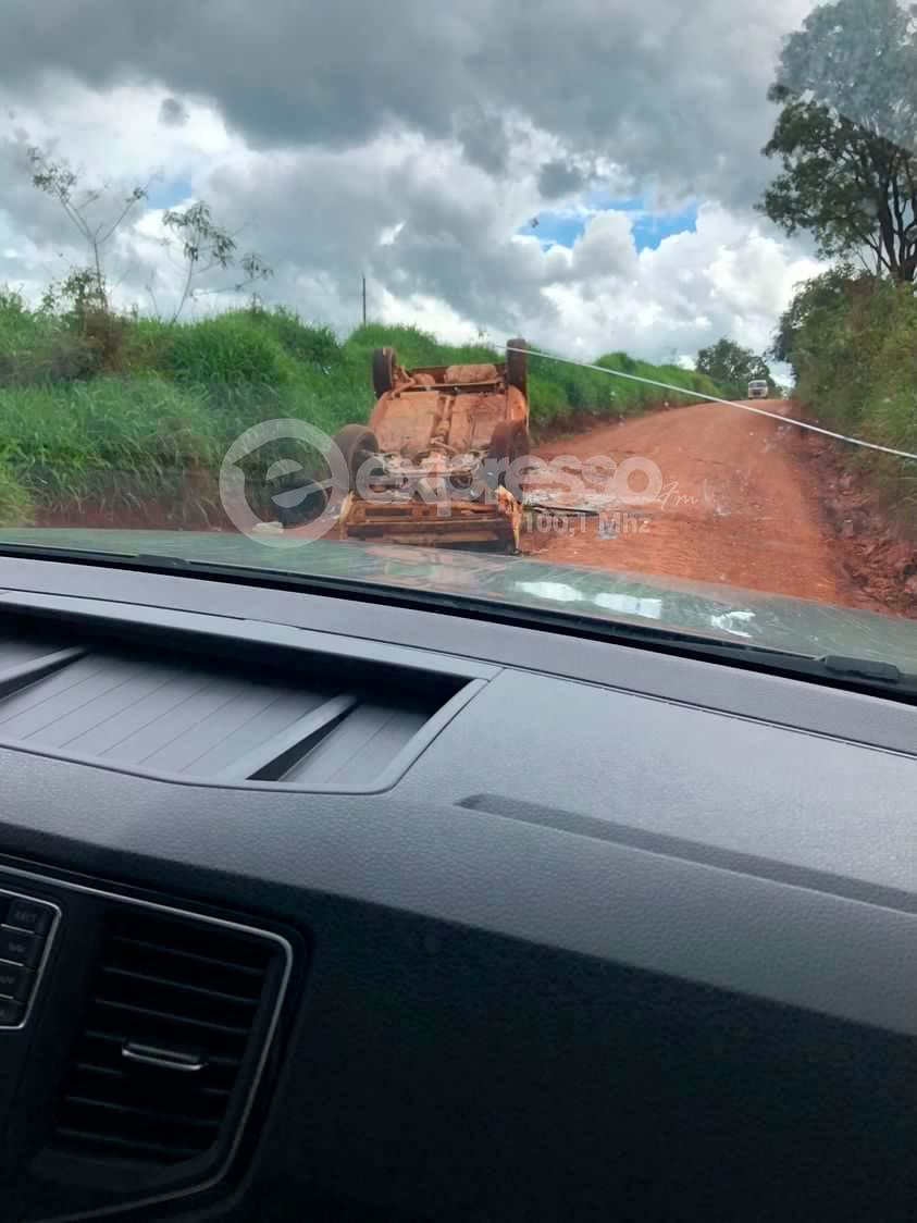 Em fim de semana atribulado, foto mostra carro capotado em estrada vicinal de Campos Altos