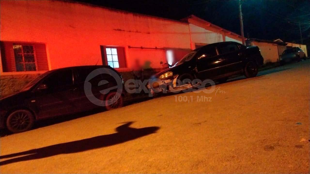 Em rua de Campos Altos, carro estacionado é atingido na traseira por outro veículo, no fim de semana