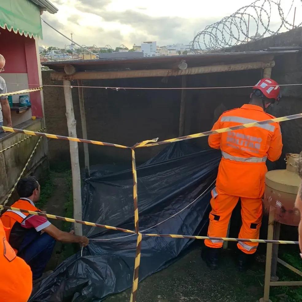 Parte de casa é interditada após deslizamento de terra em Arcos