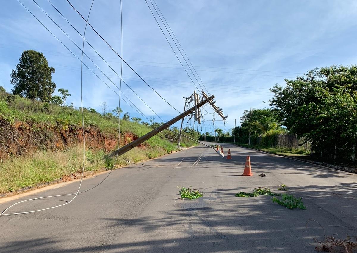 Poste é derrubado após ser atingido por veículo, próximo ao Santuário em Campos Altos