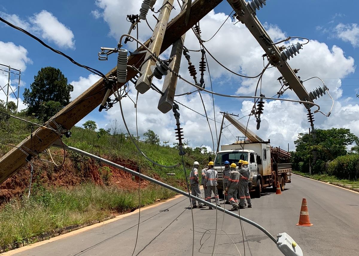 Substituição de poste de sustentação que foi atingido por veículo é iniciada, em Campos Altos