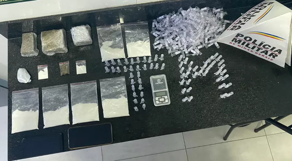Vários pinos para vender cocaína são apreendidos e trio é detido em Formiga