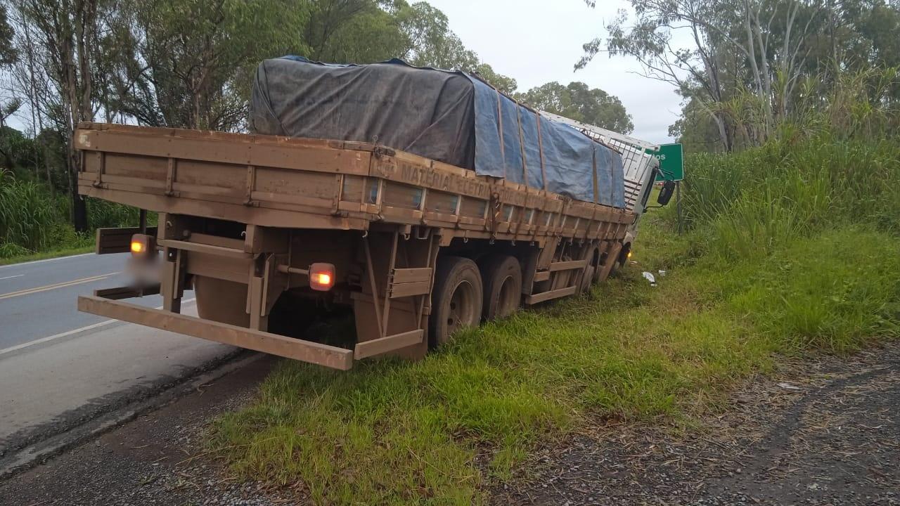 Veículo carregado com aproximadamente 18 toneladas de carga sai da pista, na BR-262 em Campos Altos