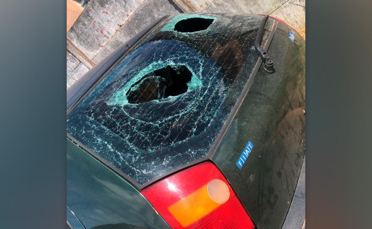 Carro é danificado por pedradas em via pública, em Campos Altos