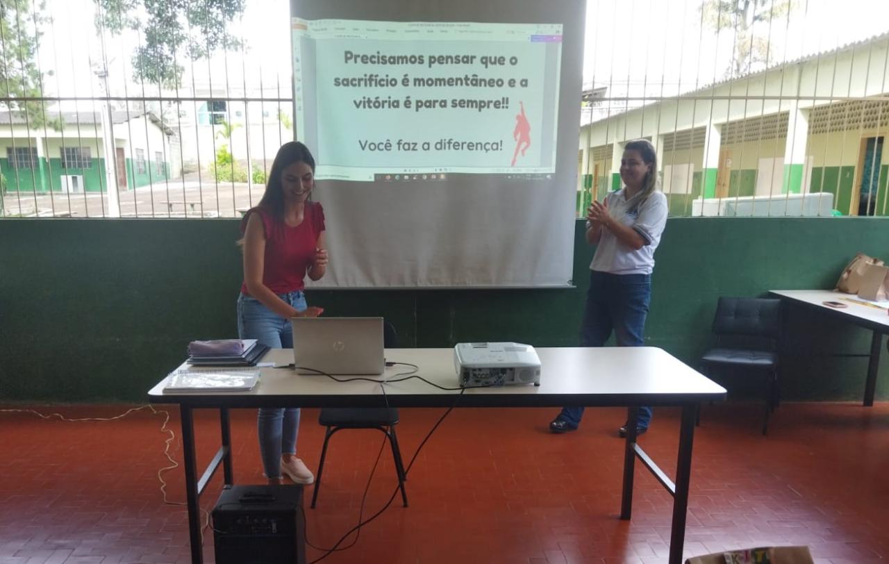 Neuropsicóloga Carolina Nogueira promove palestra para professores da Escola Padre Clemente de Maleto