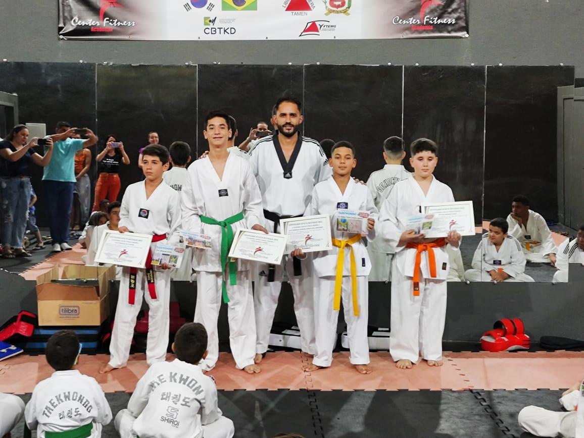 Praticantes de Taekwondo recebem premiação de 'Atleta Destaque' por comprometimento com o esporte, em Campos Altos