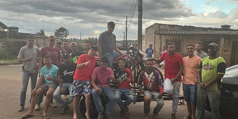 Trilheiros de Campos Altos promovem ação e presenteiam campos-altense com moto de trilha