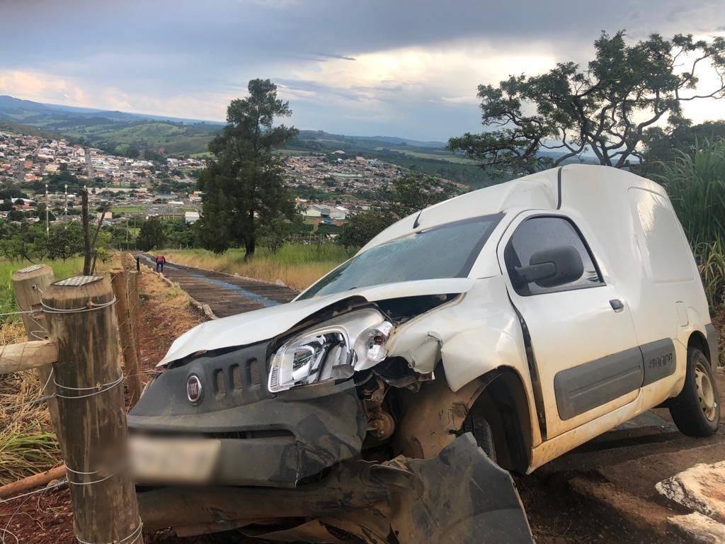 Veículo cai na escadaria do Santuário de Nossa Senhora Aparecida em Campos Altos