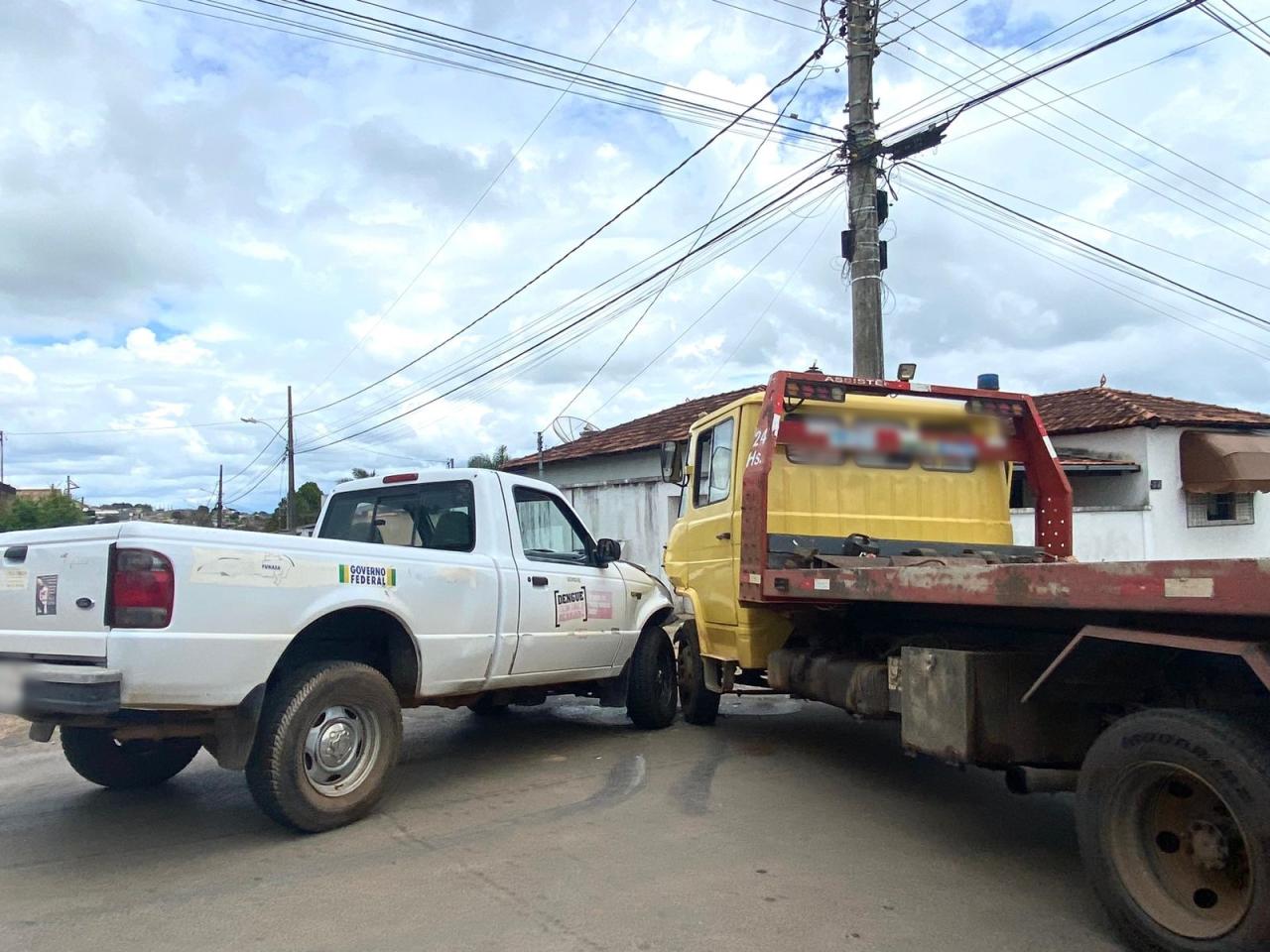 Colisão envolvendo caminhão e caminhonete é registrada em cruzamento, em Campos Altos