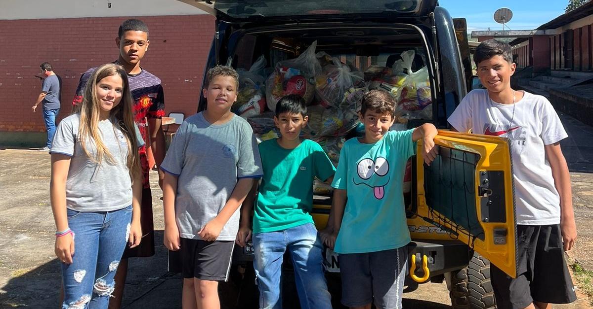 CooperJovem: Centro Espírita Allan Kardec recebe 30 cestas básicas, arrecadadas em campanha promovida por alunos