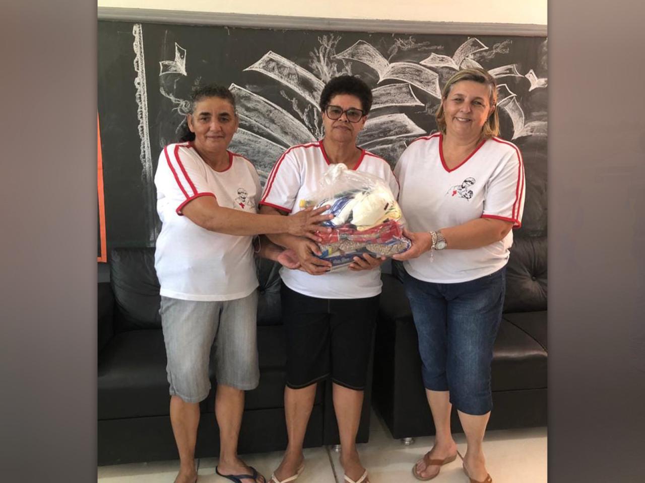 Pastoral da Saúde recebe doações de alimentos arrecadados por alunos da Escola Padre Clemente de Maleto