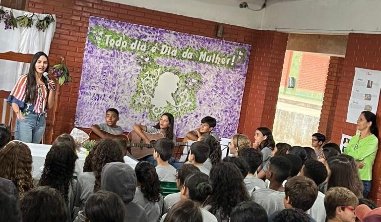 Profissionais palestram para estudantes em dia voltado para reconhecimento e valorização da mulher
