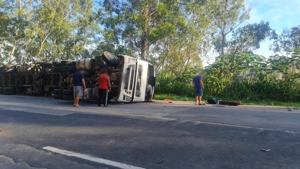 Acidente envolvendo carreta transportando carga viva deixa o trânsito lento na BR-262 em Campos Altos