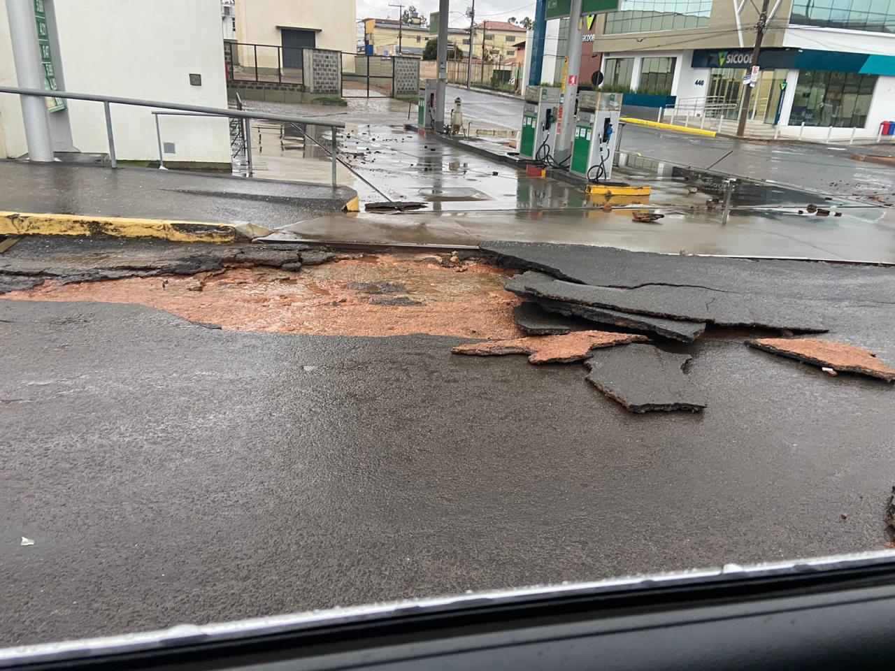 Asfalto cede por conta da chuva, no Centro de Campos Altos; Climatempo indica que semana deve ser chuvosa
