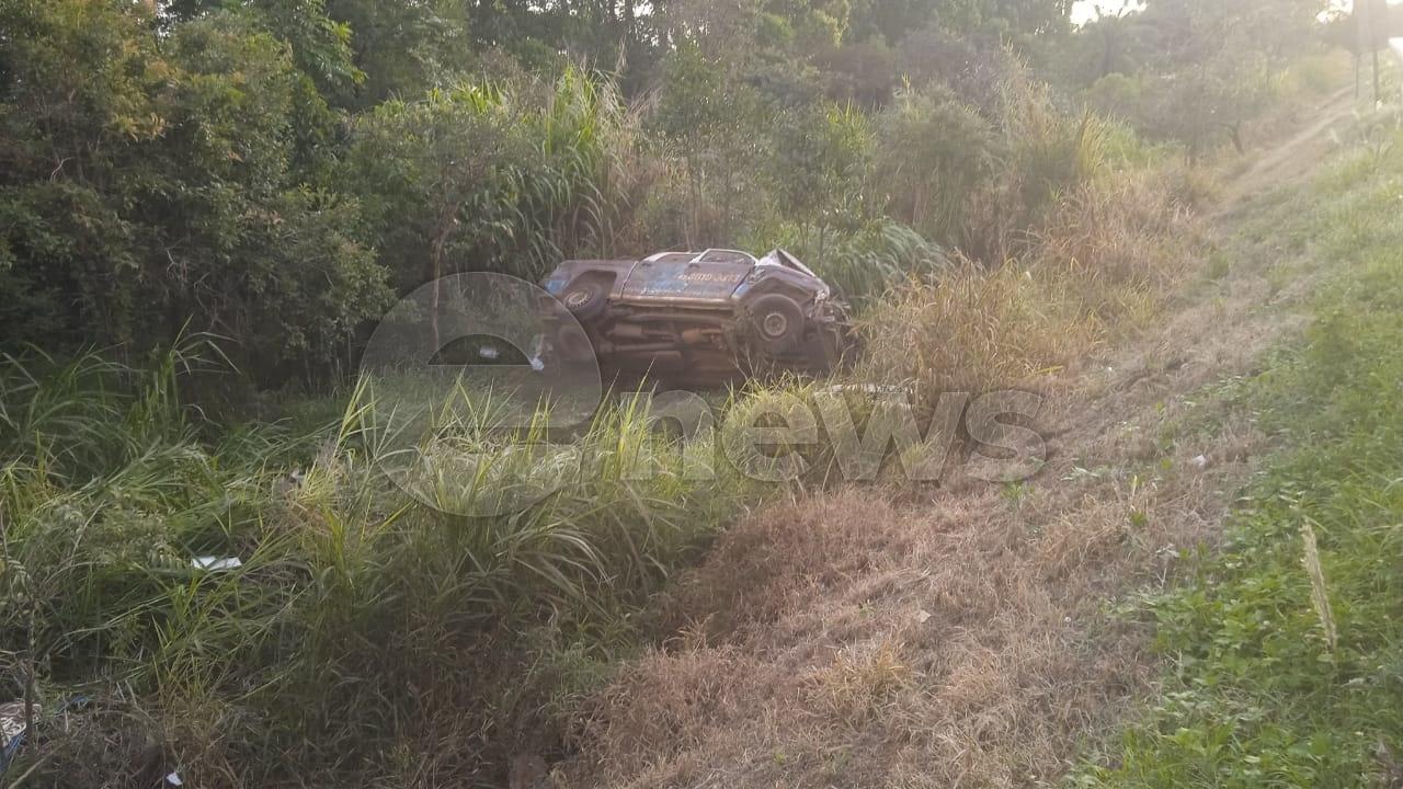 Caminhonete capota na BR 262 em Córrego Danta