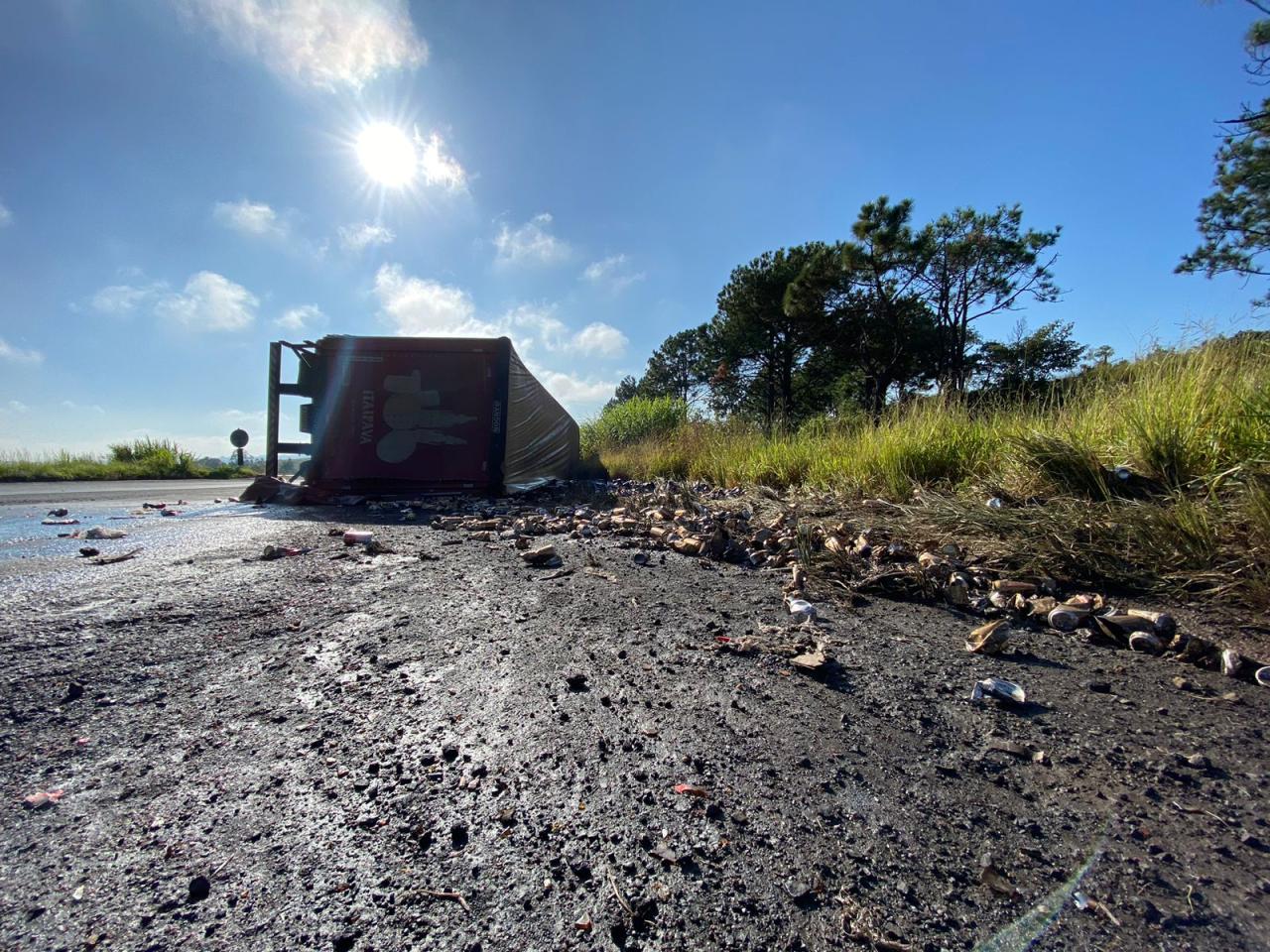 Carreta carregada de cerveja tomba no trevo de Campos Altos, na BR-262