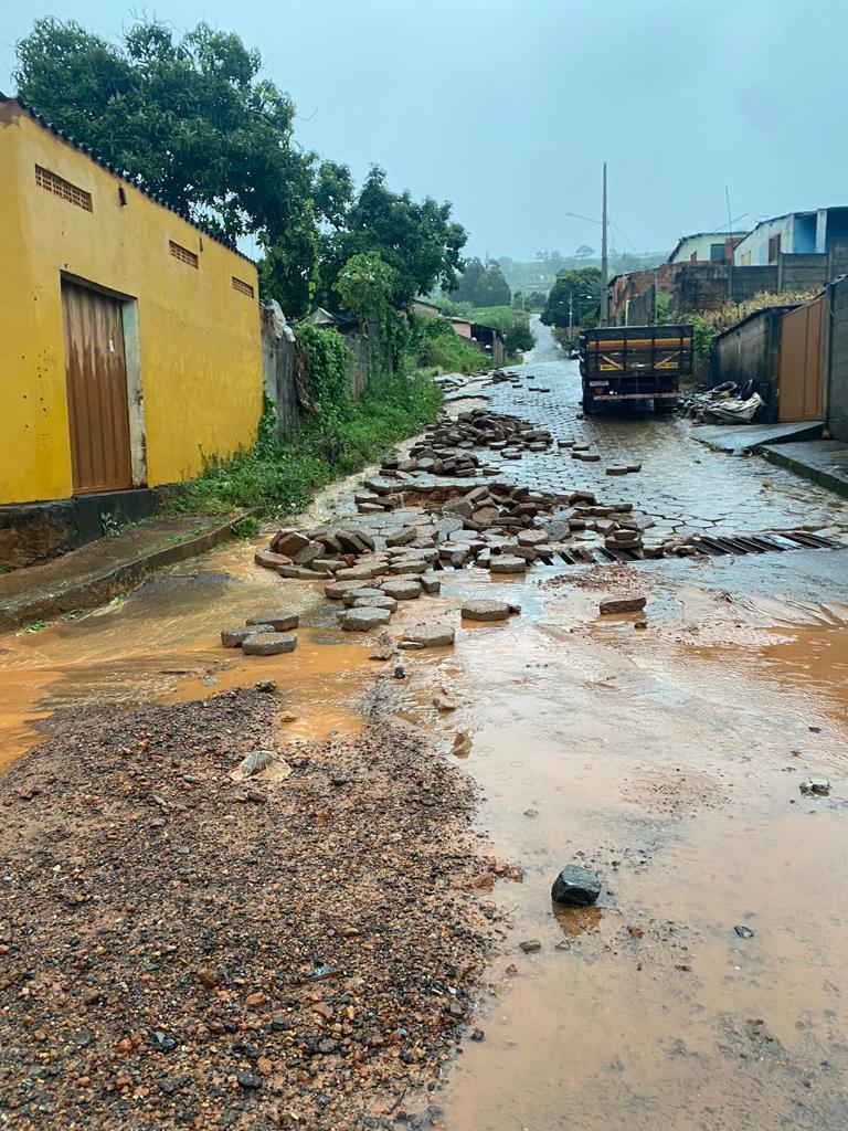 Chuva em Campos Altos: pavimentação de bloquetes fica danificada após tempestade