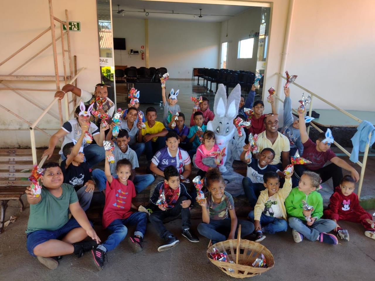 Dunga’s Auto Center promove ação de Páscoa e distribui ovos na APAE em Campos Altos