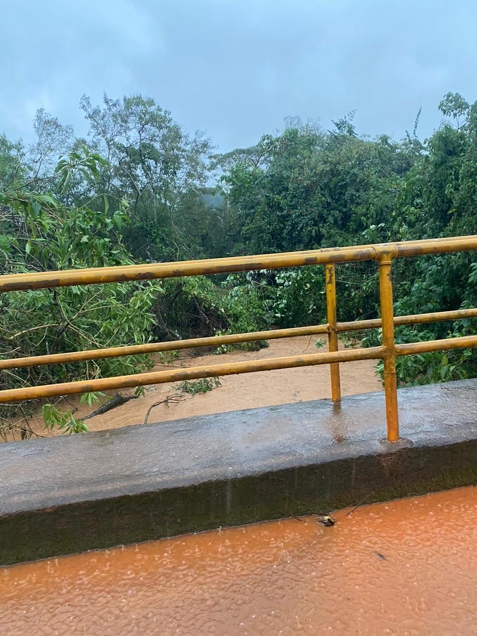 Imagens mostram alto nível de água do Córrego Barreiro após chuva, em Campos Altos