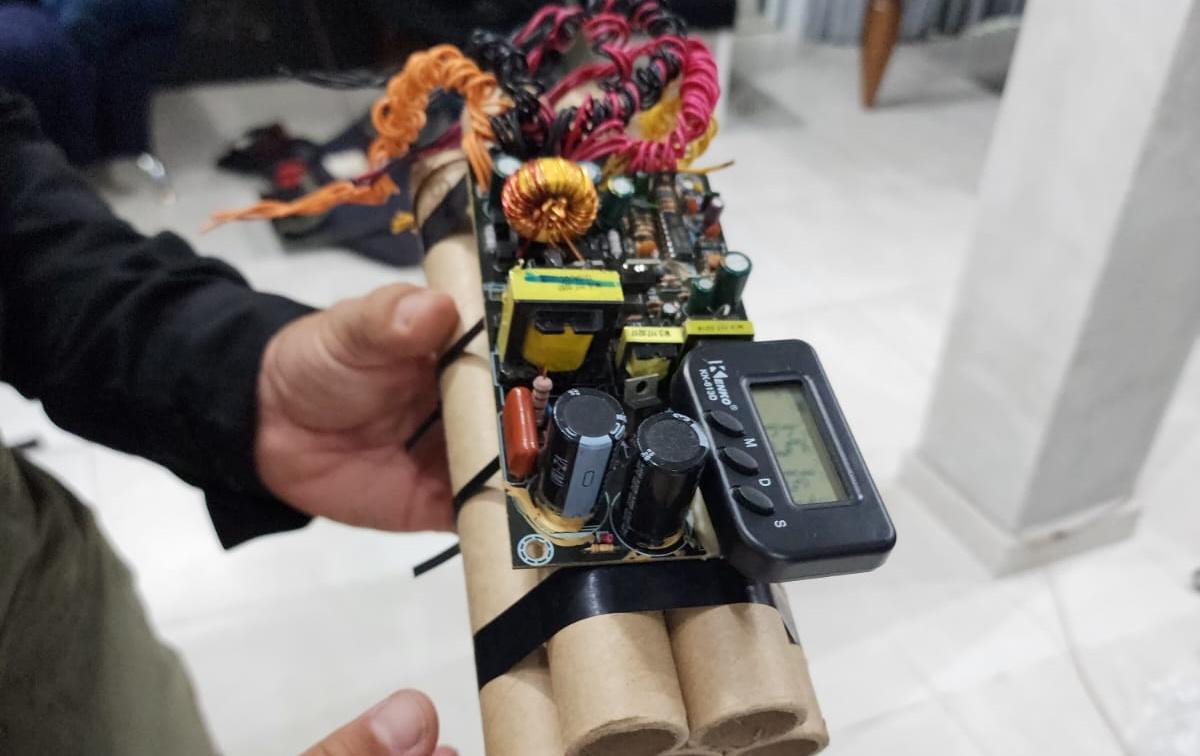 Mulher é presa após deixar simulacro de bomba para ser entregue ao governador, em Araxá