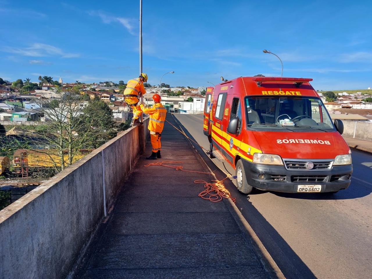 Corpo de Bombeiros realiza treinamento para salvamento nas alturas, em Campos Altos