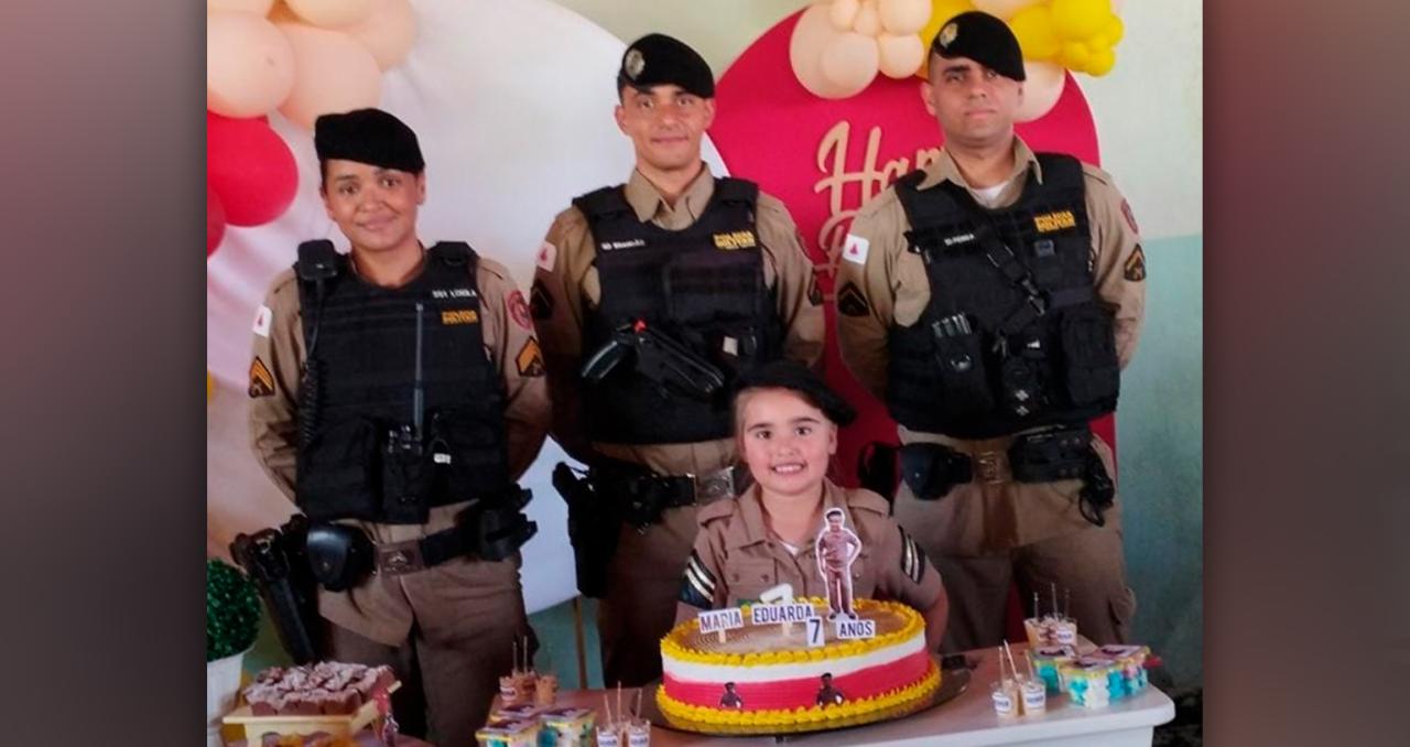 Em festa temática, criança que admira o trabalho da PM recebe visita dos militares, em Campos Altos