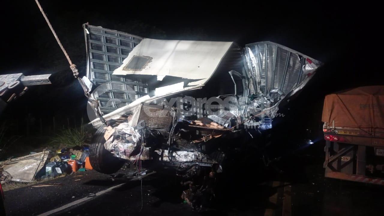 Homem morre após acidente entre carreta e caminhão na BR-354 em Bambuí