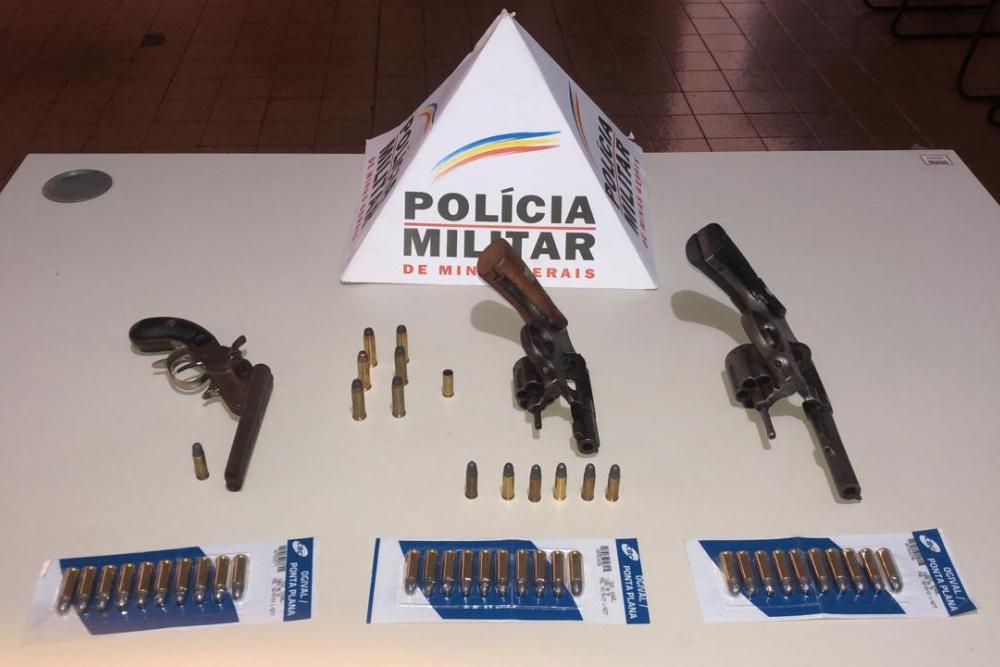 Homens são presos pela Polícia Militar com armas e cartuchos, em Ibiá