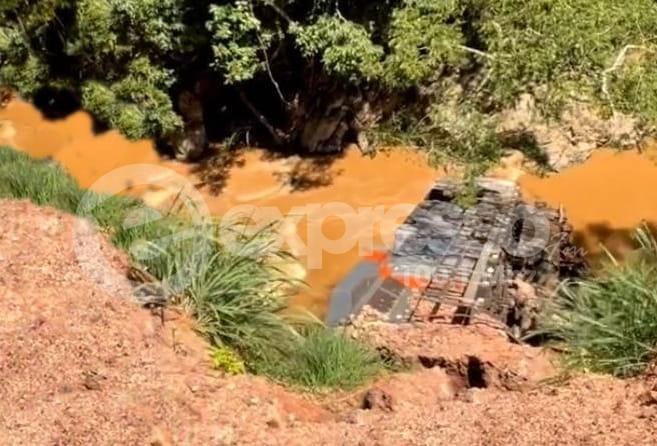 Locomotiva que descarrilou em janeiro segue dentro do Rio Perdição em Tapiraí