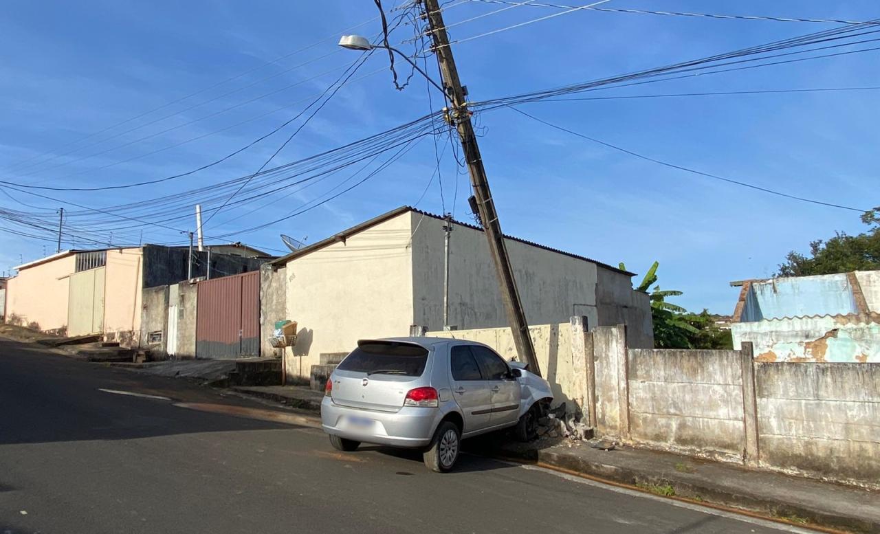 Motorista é preso após bater carro e danificar poste de energia, em Campos Altos; via segue interditada