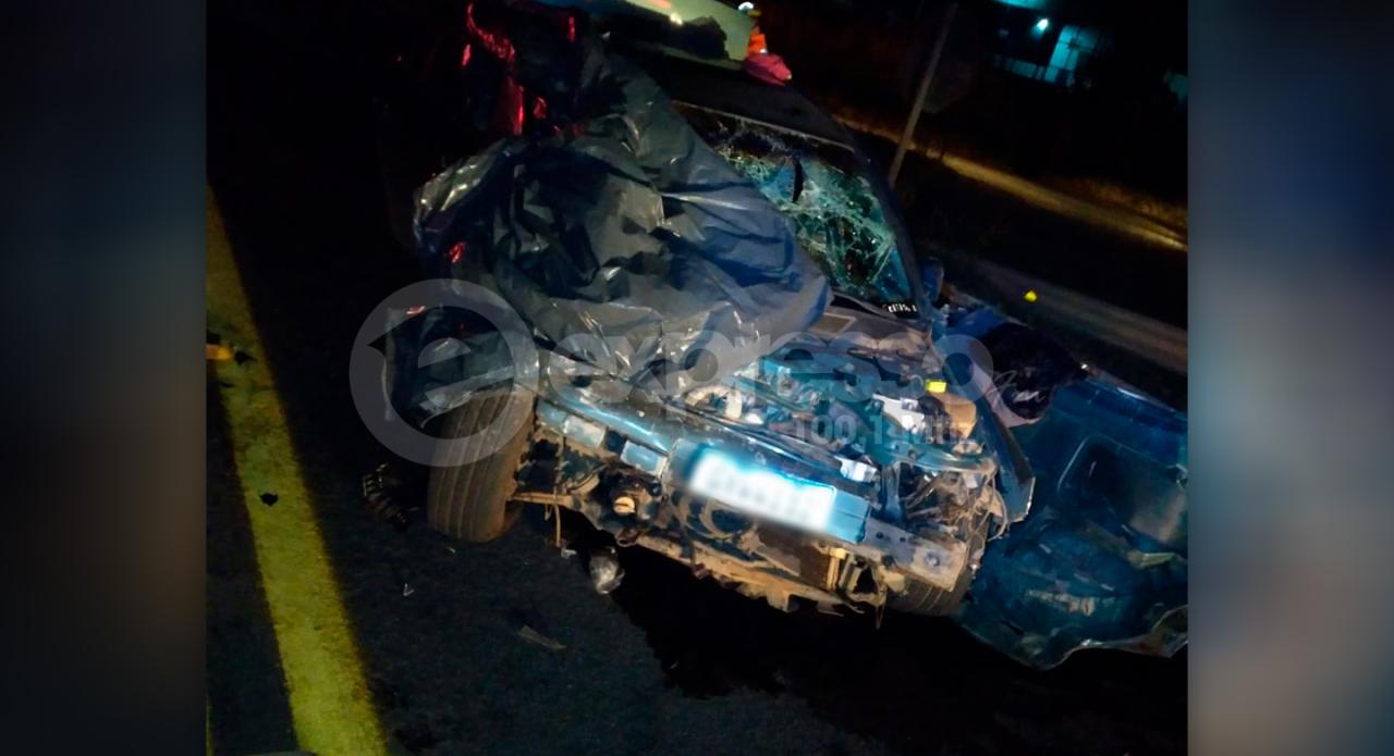 Acidente entre carro e carreta deixa uma vítima fatal e dois feridos na BR-262