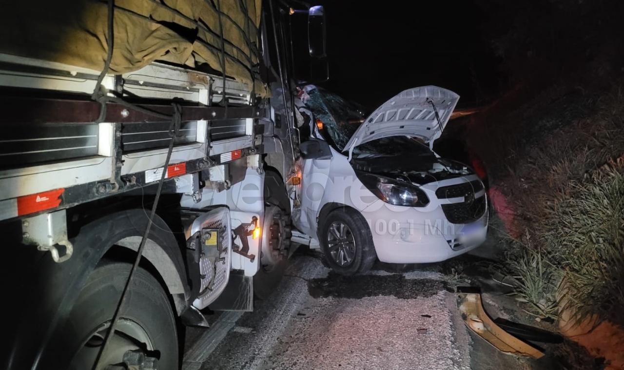 Acidente envolvendo carro e caminhão mata quatro pessoas, na BR-354 em Córrego Danta