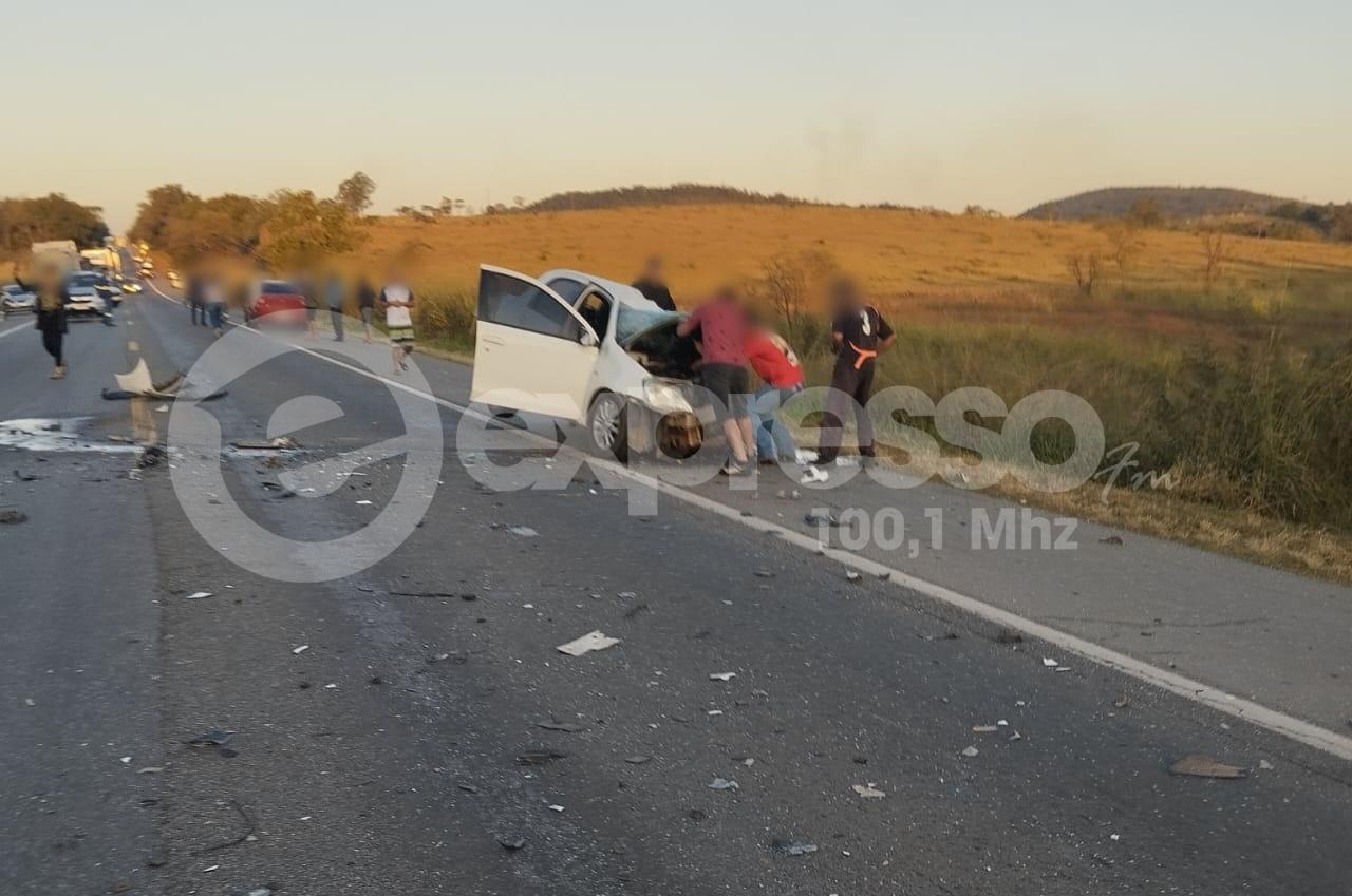 Acidente envolvendo carro e quatro carretas deixa uma vítima fatal e interdita trecho da BR-262