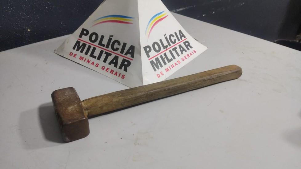 Adolescente discute com a mãe por causa de drogas, padrasto intervém e é agredido na cabeça com marreta, em Patos de Minas