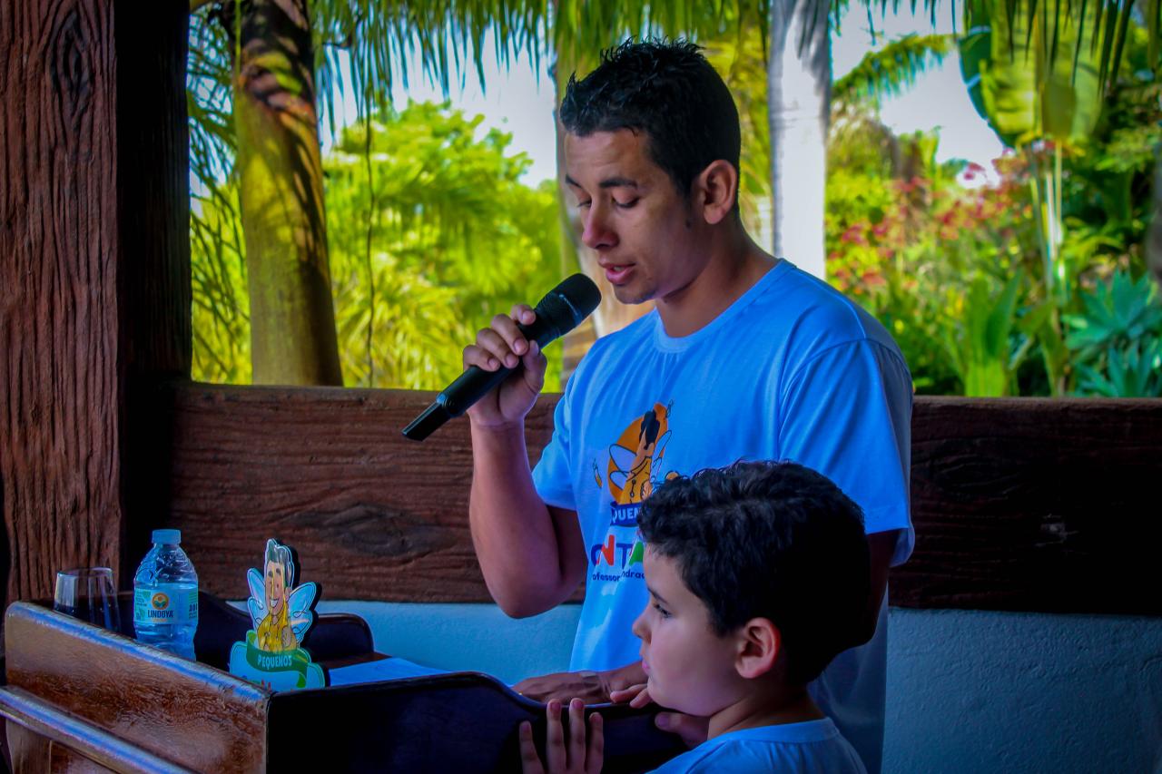 Ao lado do filho de Danilo, Ronaldo Andrade presta homenagem ao irmão no projeto ‘Pequenos Cientistas’