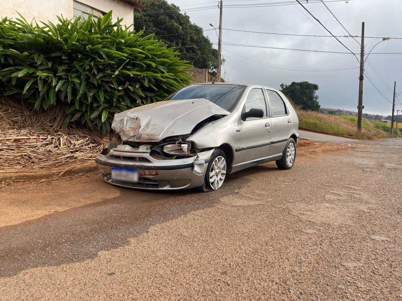 Após colidir com caminhonete, motorista abandona veículo em via pública, em Campos Altos
