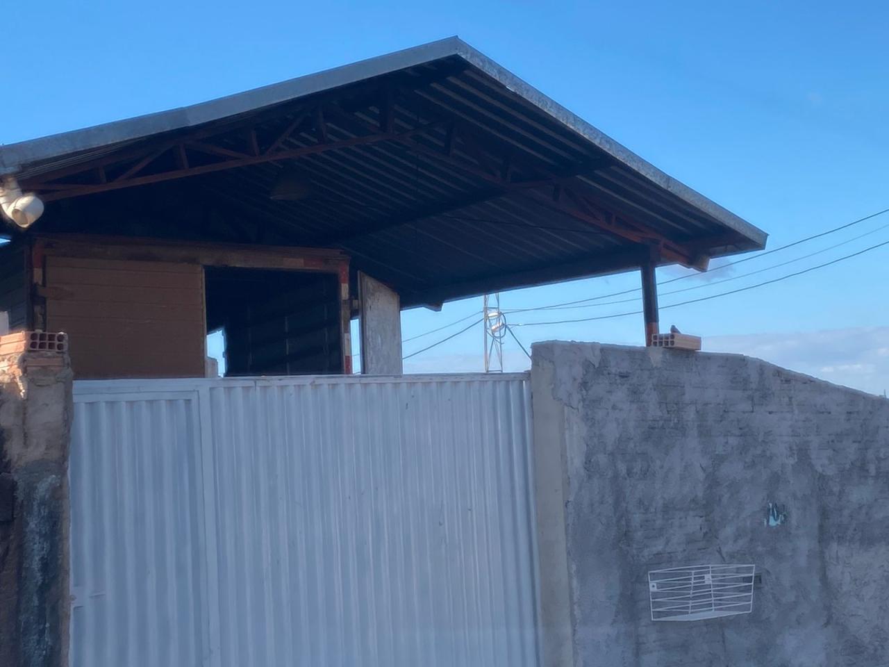 Após suposto desentendimento, mulher é suspeita de incendiar casa, em Campos Altos; caminhão foi atingido pelas chamas