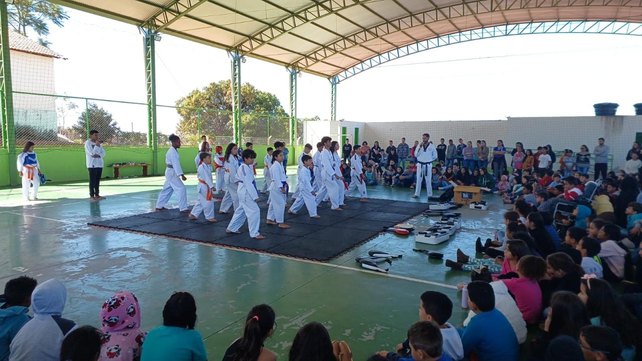 Atletas campos-altenses, praticantes de Taekwondo, fazem apresentação para crianças, em Santa Rosa da Serra