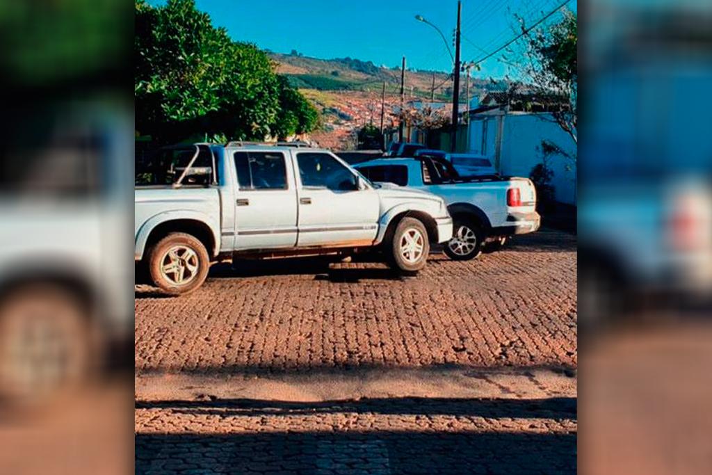 Condutores saem ilesos após caminhonetes colidirem, em Campos Altos