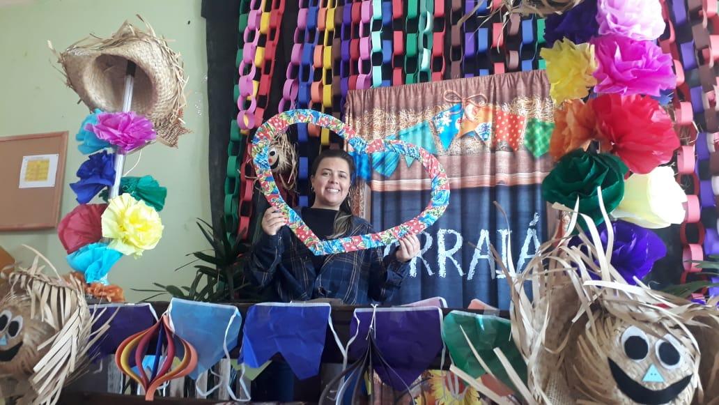 Diretora da Escola Padre Clemente de Maleto, Juliana de Deus, fala sobre a ‘VII Feira Junina do Empreendedorismo’