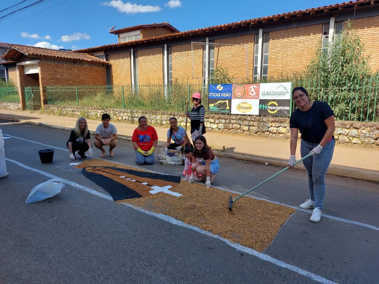 Fiéis se reúnem em ruas de Campos Altos para confecção dos tradicionais tapetes de Corpus Christi
