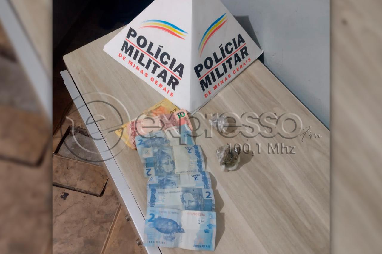Grupo é detido pela Polícia Militar com drogas, em praça de Araxá
