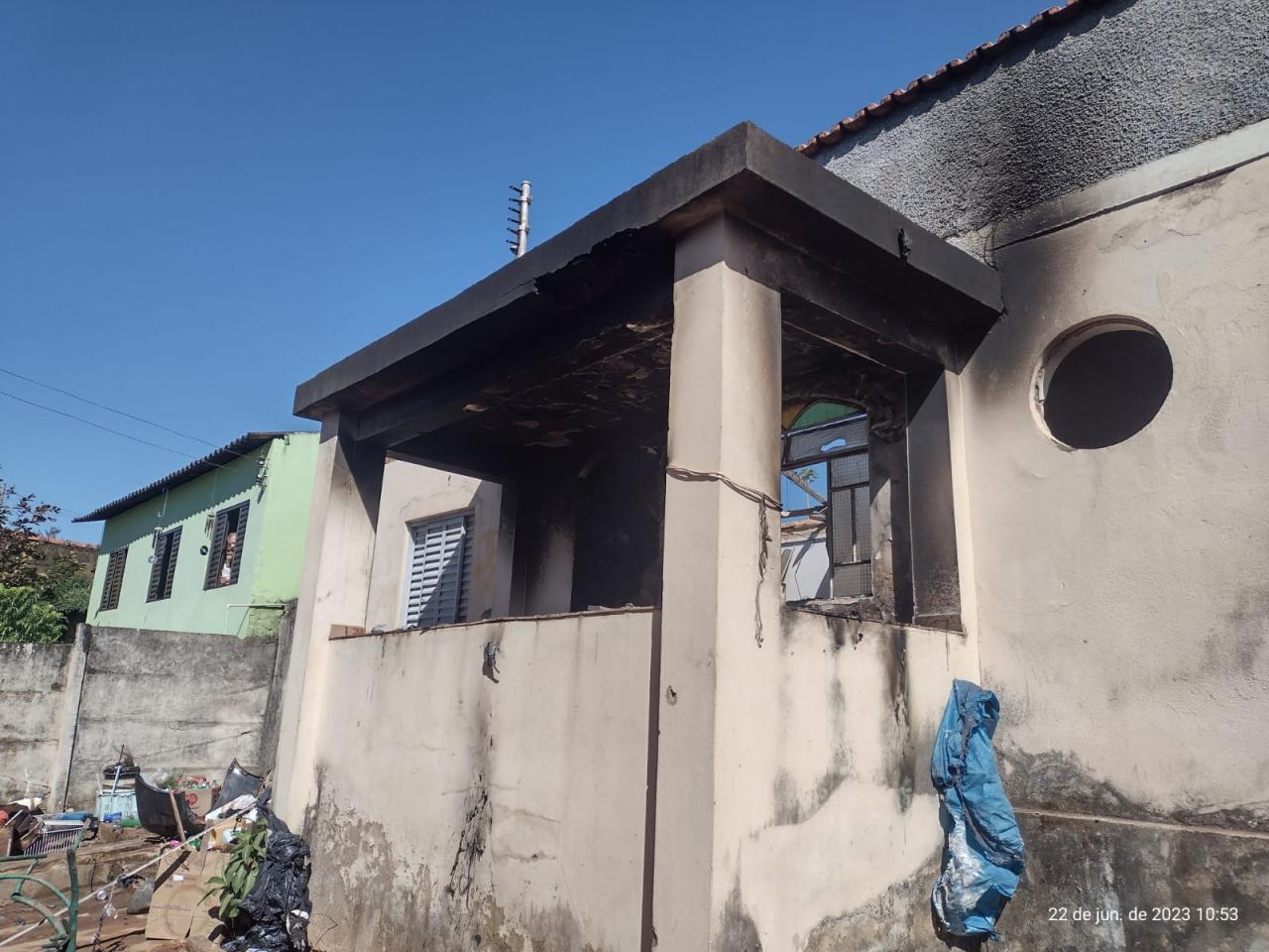 Incêndio em casa abandonada utilizada por andarilhos é controlado em Araxá