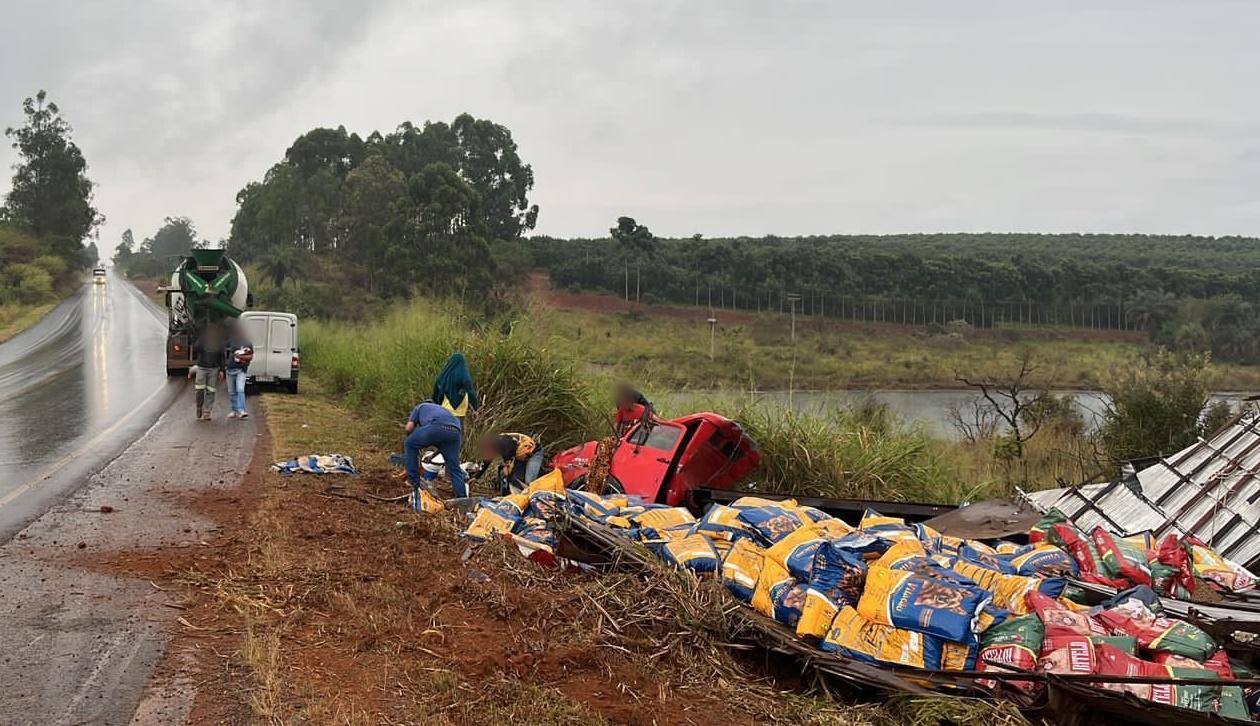 Motorista fica ferido após caminhão carregado com ração tombar, na BR-354 em Campos Altos